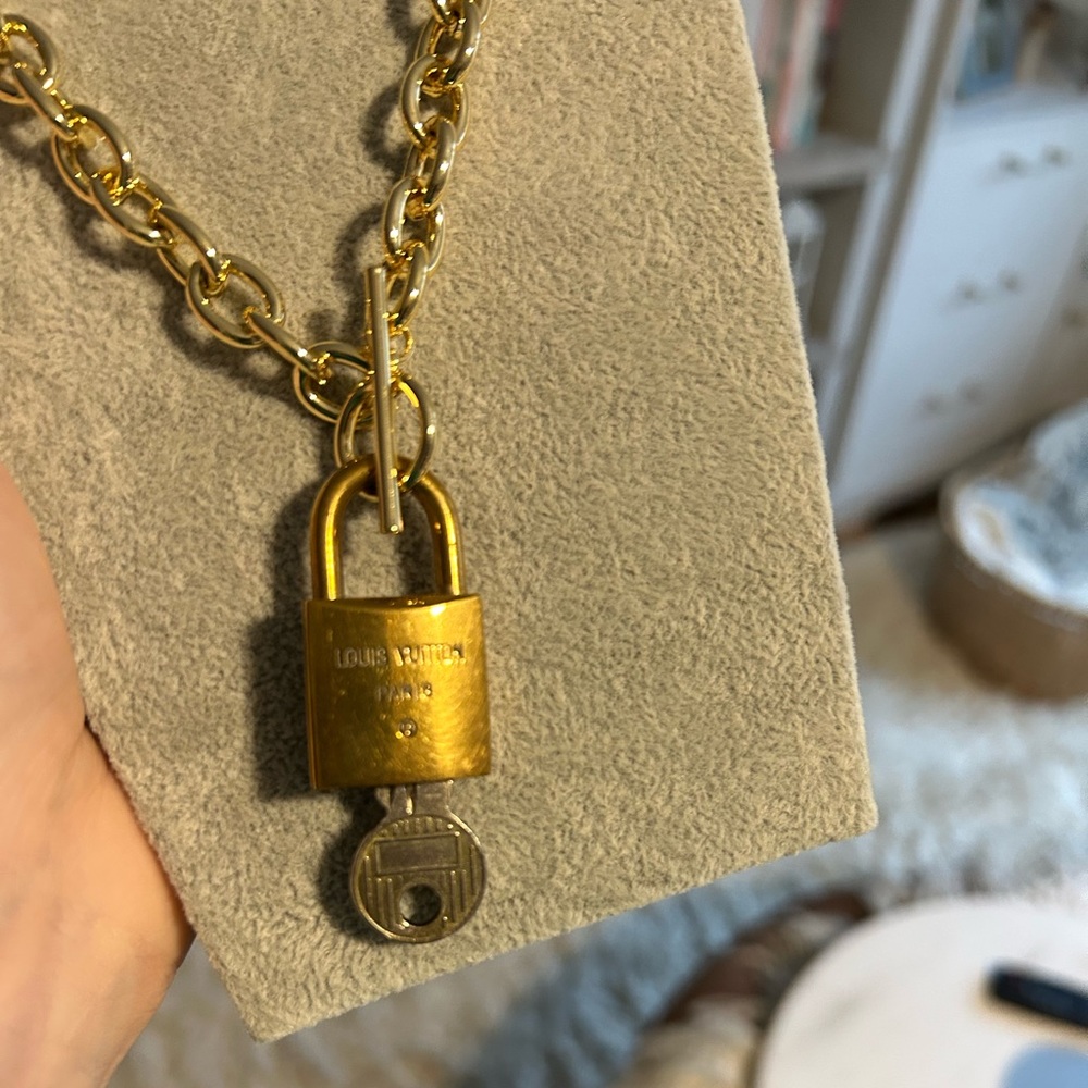 LV Lock And Key - Picture 4 of 6
